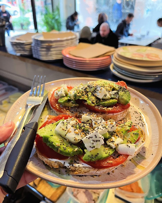 Tostadas gourmet con aguacate en Cafetería Luisa