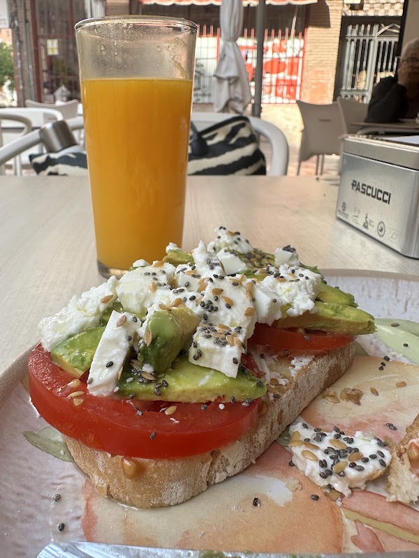 Tostada gourmet en terraza soleada de Cafetería Luisa